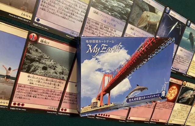 子供たちが笑顔でカードゲームをプレイしている様子